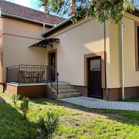 Kovacs Apartmanhaz Kiskunhalas Rum bild