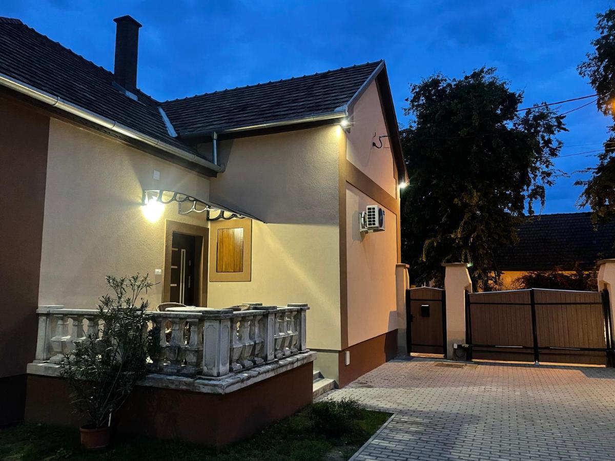 Kovacs Apartmanhaz Kiskunhalas Exteriör bild