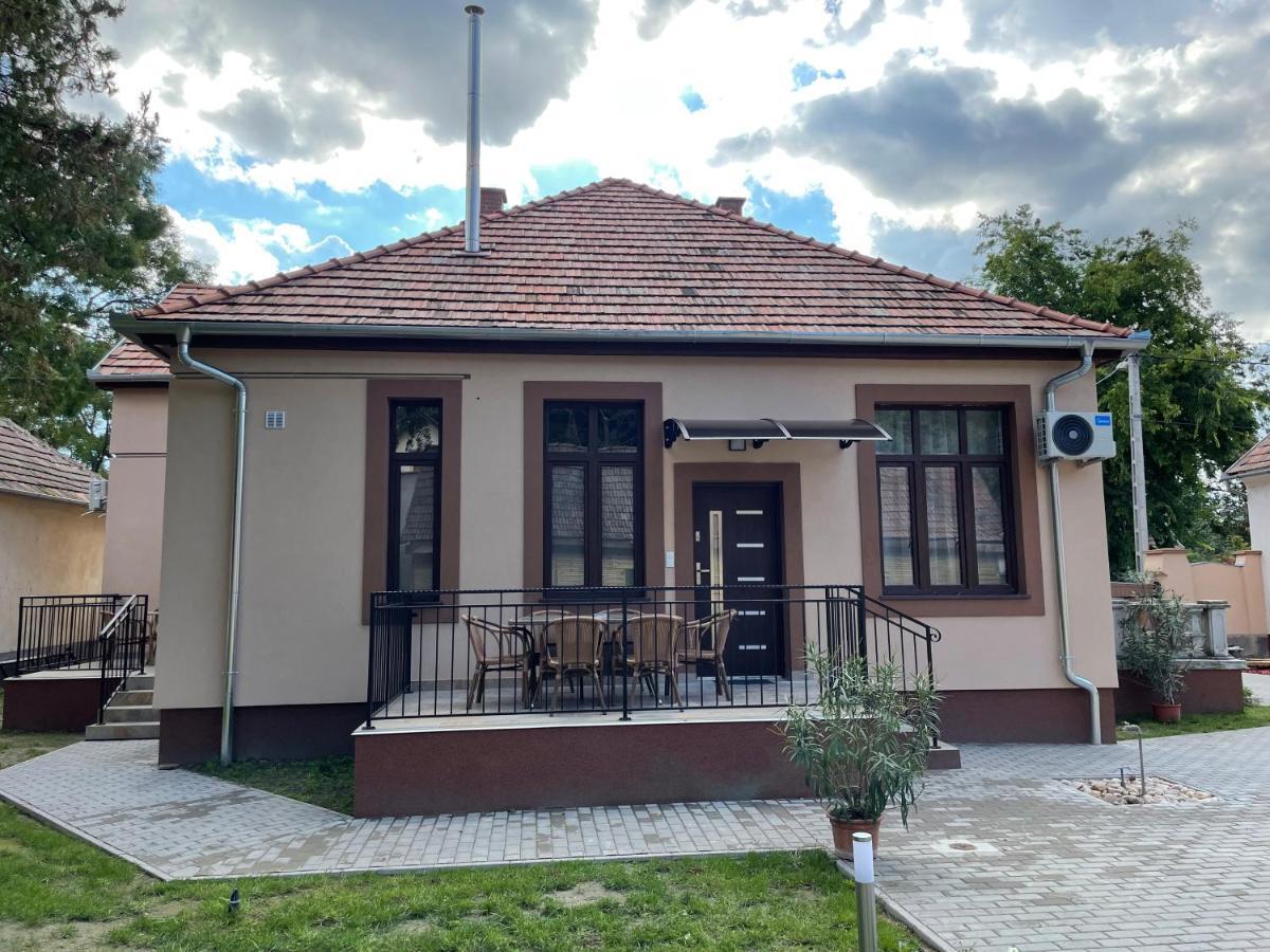 Kovacs Apartmanhaz Kiskunhalas Exteriör bild