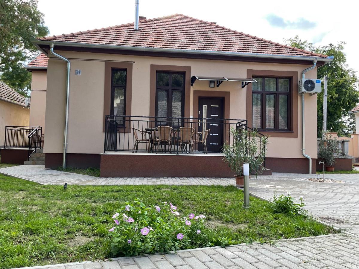 Kovacs Apartmanhaz Kiskunhalas Exteriör bild