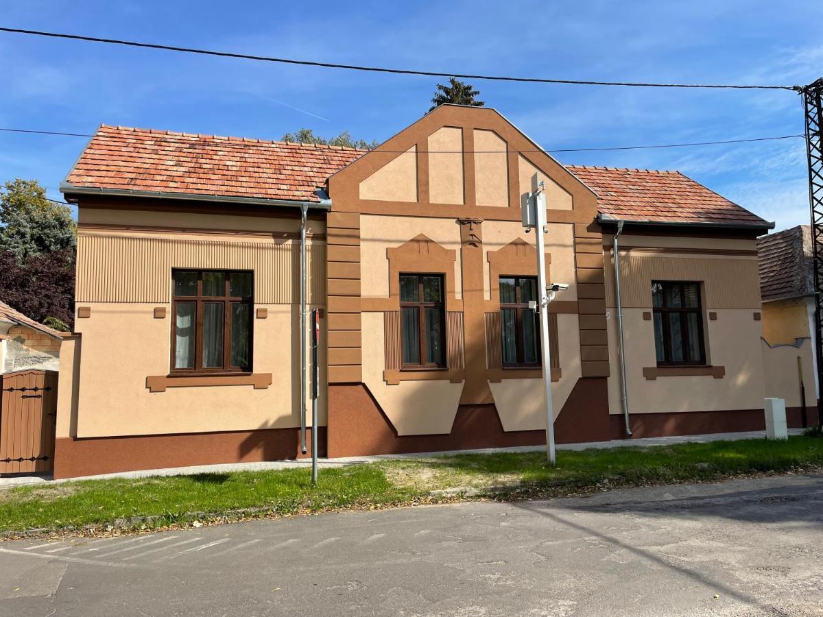 Kovacs Apartmanhaz Kiskunhalas Exteriör bild