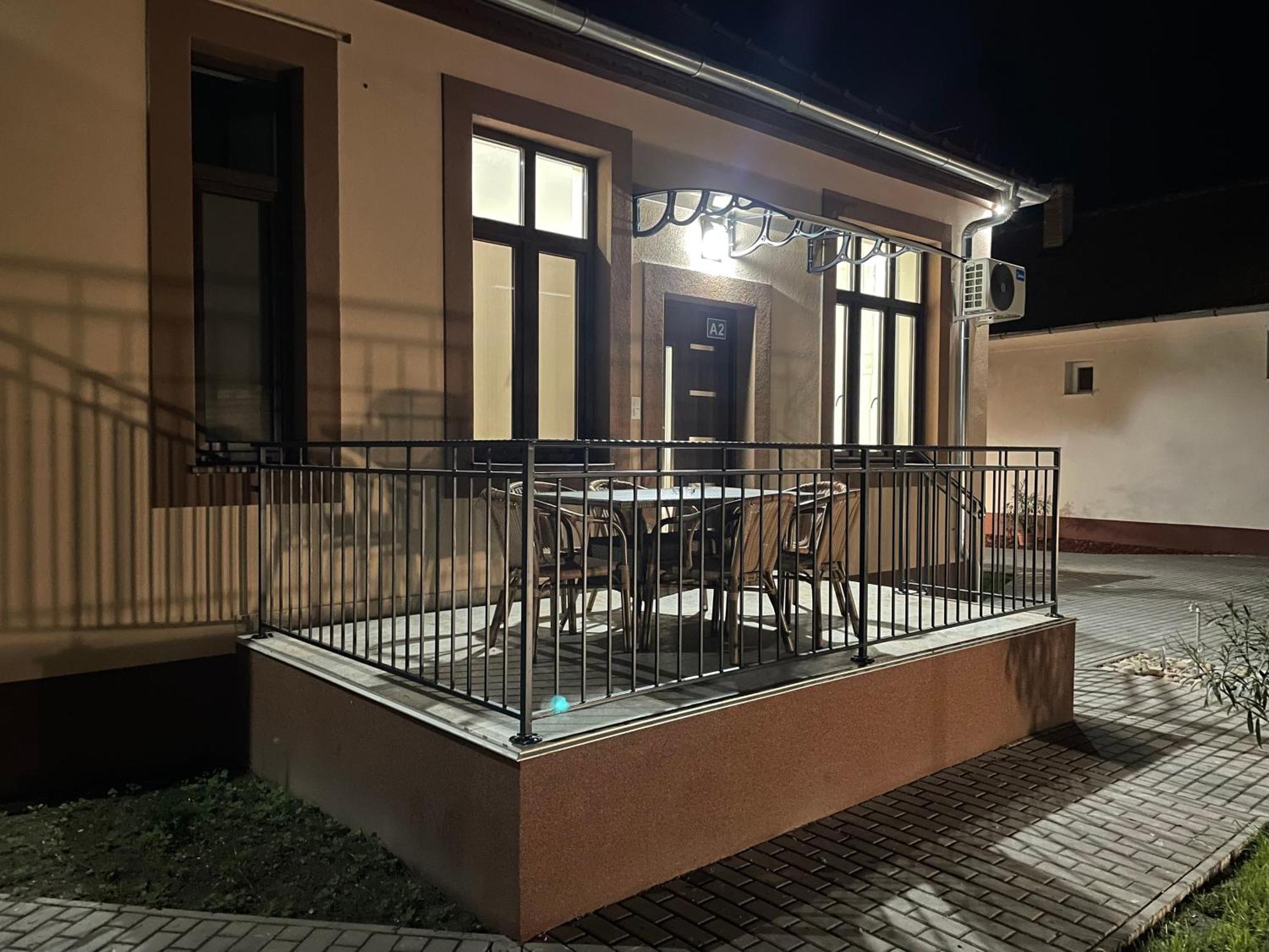 Kovacs Apartmanhaz Kiskunhalas Rum bild