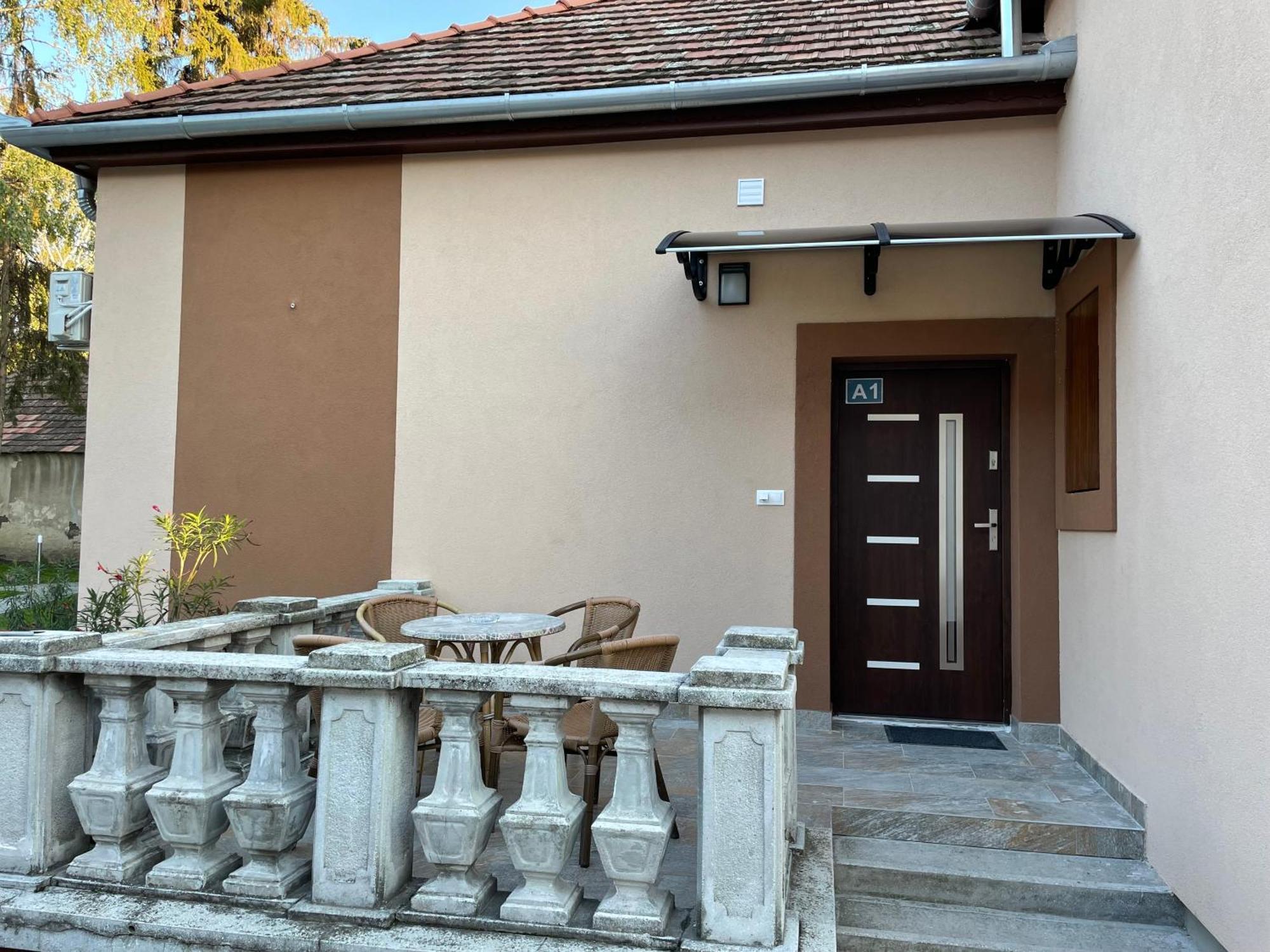 Kovacs Apartmanhaz Kiskunhalas Rum bild